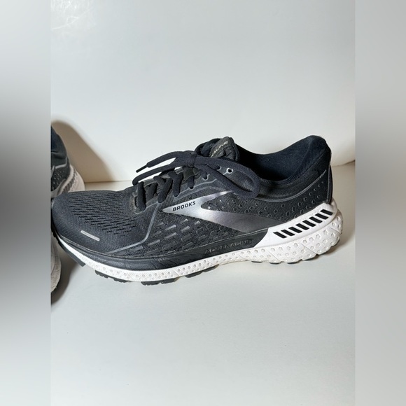 Brooks Women’s Adrenaline GTS 21, Black Running Shoes - Picture 4 of 9